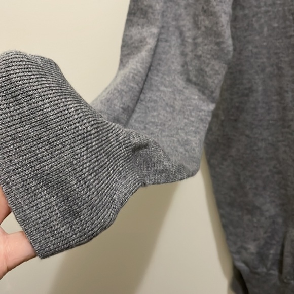 Gap gray v-neck sweater (sz m) - Picture 6 of 11